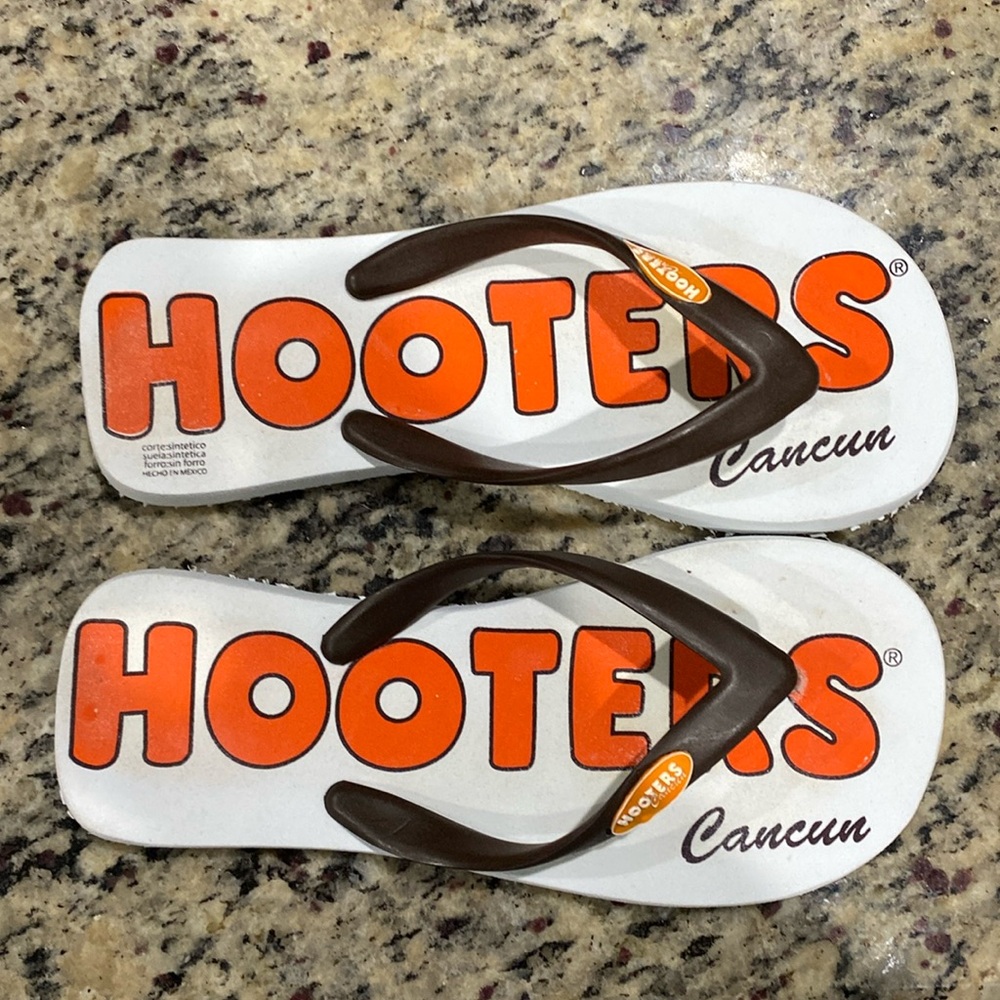 Hooters Cancun White Flip Flops M/L